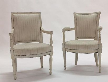 2 fauteuils en bois relaqué blanc, l'un en...