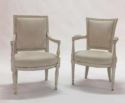 2 fauteuils en bois relaqué blanc, l'un en...