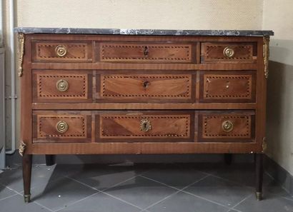 Commode à trois tiroirs marqueterie à filets,...