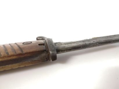 Baïonnette allemande avec son porte baïonnette...