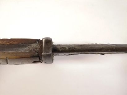 Baïonnette allemande avec son porte baïonnette...