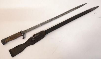 Baïonnette allemande avec son porte baïonnette...