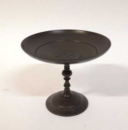 Coupe en bronze, au fond un cavalier à l'antique....