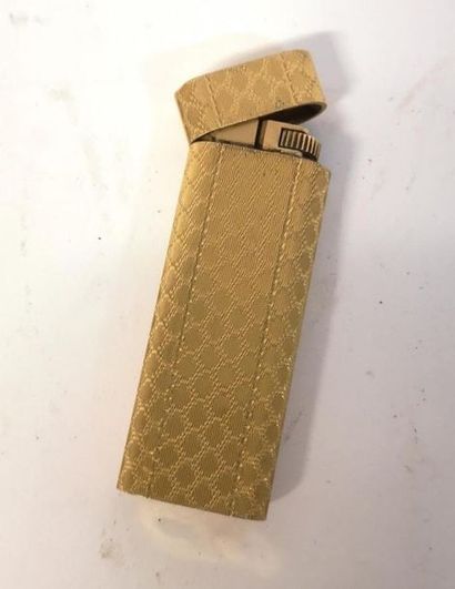 CARTIER. Briquet en plaqué or guilloché....