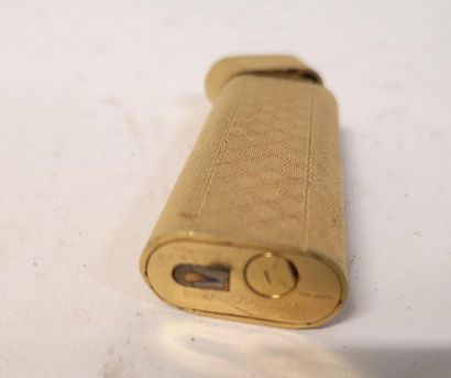 CARTIER. Briquet en plaqué or guilloché....