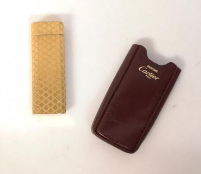 CARTIER. Briquet en plaqué or guilloché....