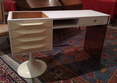 Bureau en mélaminé à trois tiroirs, un pied...