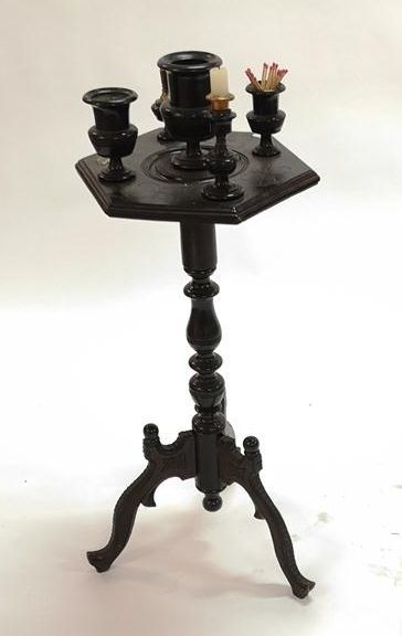 Table de fumeur en bois noirci. XIXème siècle....