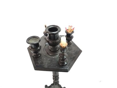 Table de fumeur en bois noirci. XIXème siècle....