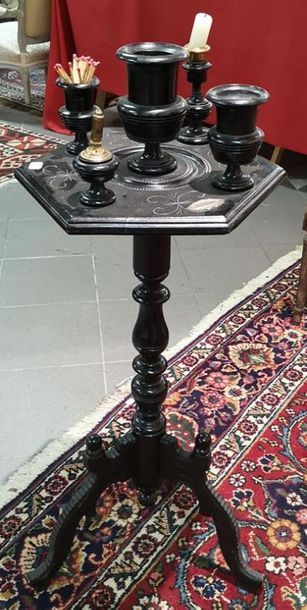 Table de fumeur en bois noirci. XIXème siècle....