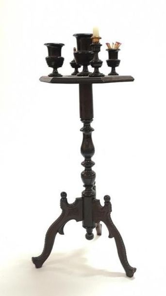 Table de fumeur en bois noirci. XIXème siècle....