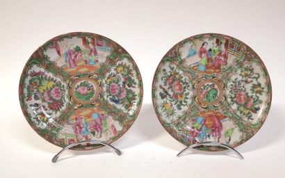 CHINE - CANTON. Paire d'assiettes en porcelaine...