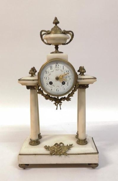 Pendule portique en marbre blanc et bronze...