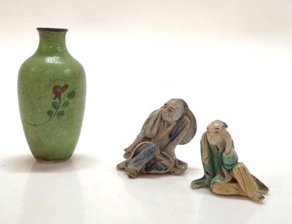 JAPON ou CHINE. 2 petits personnages en grès....
