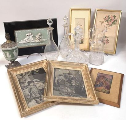 Lampe en grès de Wedgwood, pichet en verre,...