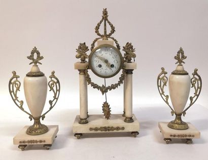 Garniture de cheminée style Louis XVI: pendule...
