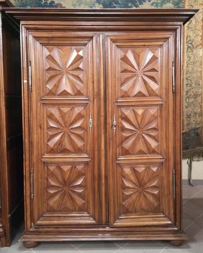 Armoire en noyer mouluré ouvrant à 2 vantaux,...