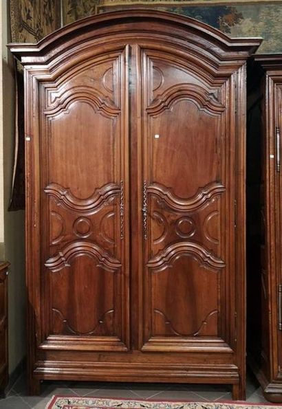 Armoire en noyer mouluré dite parisienne,...