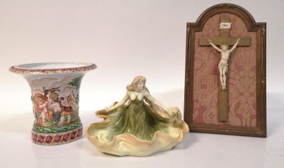 CAPODIMONTE? Vase cornet en porcelaine à...