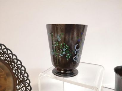 Timbale en argent à décor de fleurs émaillées...
