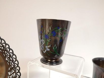 Timbale en argent à décor de fleurs émaillées...