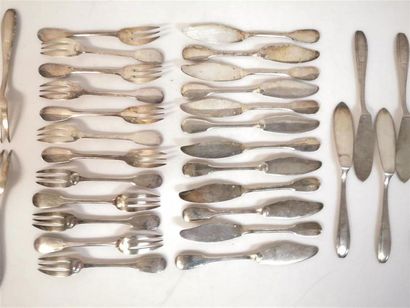 12 couverts à poisson en métal argenté modèle...