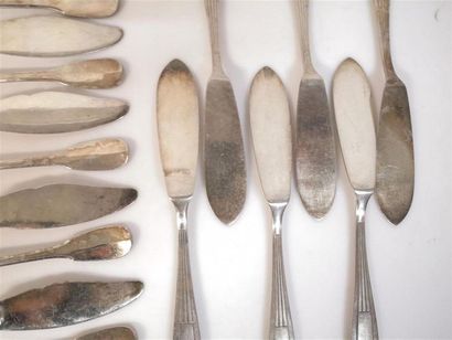 12 couverts à poisson en métal argenté modèle...