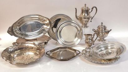 Ensemble en métal argenté: légumier CHRISTOFLE...