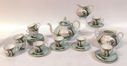 Service à thé en porcelaine, décor peint...