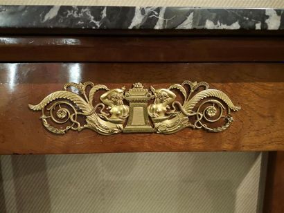 Console en acajou et placage d'acajou, un...