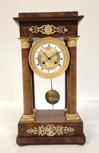 Pendule portique en placage de noyer, décor...