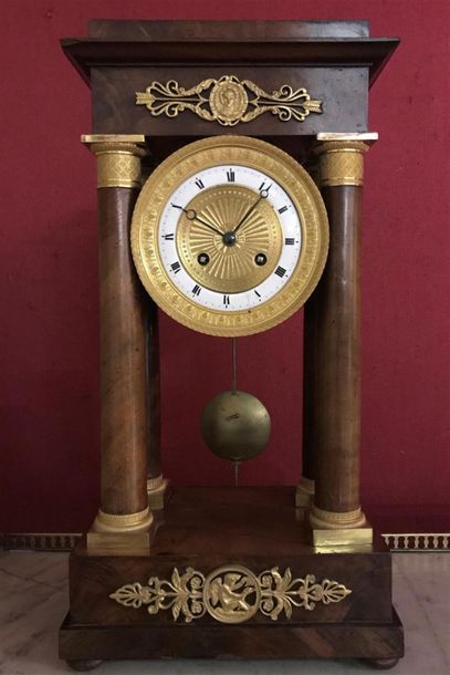 Pendule portique en placage de noyer, décor...
