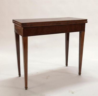 Table à jeu en acajou, l'intérieur garni...