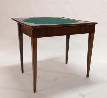 Table à jeu en acajou, l'intérieur garni...