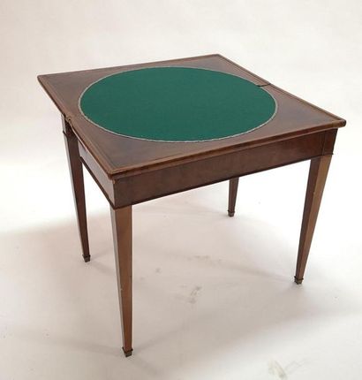 Table à jeu en acajou, l'intérieur garni...