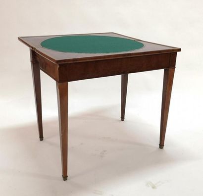 Table à jeu en acajou, l'intérieur garni...
