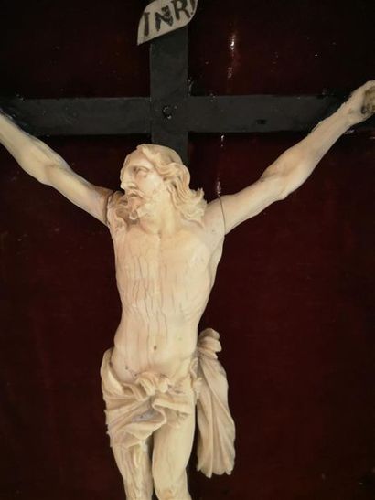 Christ en ivoire dans une vitrine (absence...