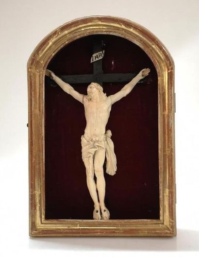 Christ en ivoire dans une vitrine (absence...