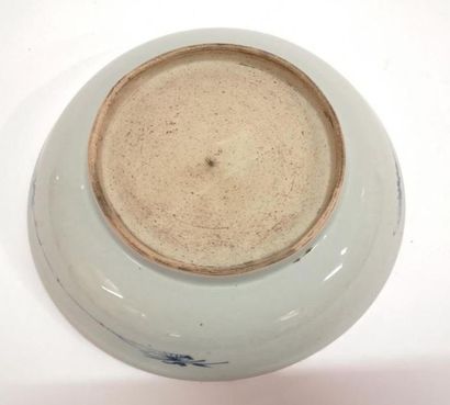 CHINE. Coupe en porcelaine à décor de chevaux,...
