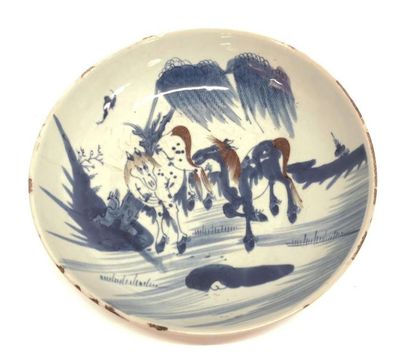 CHINE. Coupe en porcelaine à décor de chevaux,...