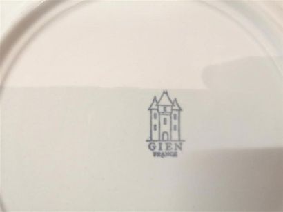 GIEN. Service de table en faïence blanche...