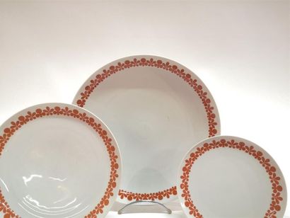 Service de table en porcelaine à décor orange...