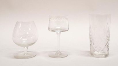 Ensemble de verres en cristal, dont Sèvres...