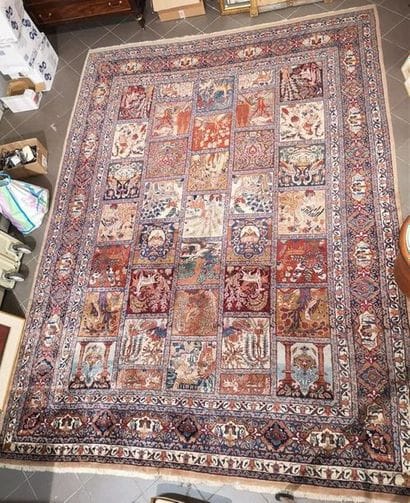 IRAN. Grand tapis à damier. 411 x 302 cm