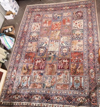 IRAN. Grand tapis à damier. 411 x 302 cm