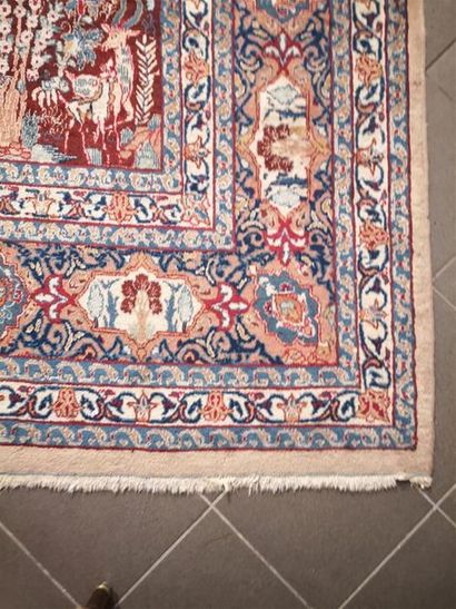 IRAN. Grand tapis à damier. 411 x 302 cm