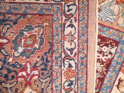 IRAN. Grand tapis à damier. 411 x 302 cm
