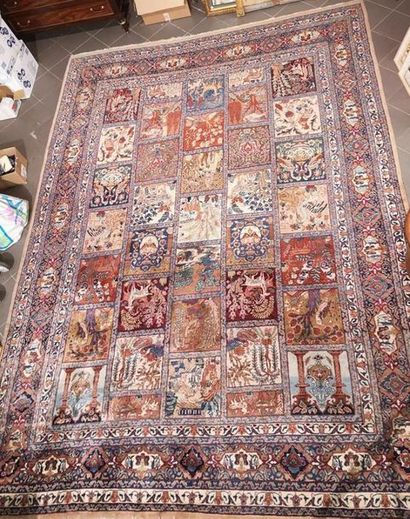 IRAN. Grand tapis à damier. 411 x 302 cm