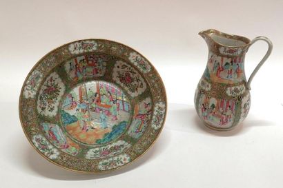CHINE-CANTON. Aiguière et bassin en porcelaine,...