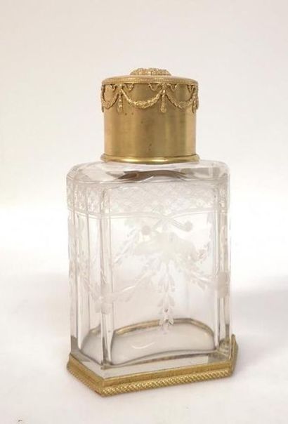 Flacon en cristal monté en métal doré (avec...